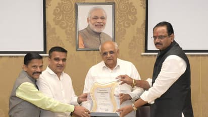 Gujarat Agriculture Minister Jitu Vaghani presents prestigious Agriculture Leadership Award 2026 at State Cabinet meeting (Photo/GujaratCMO)