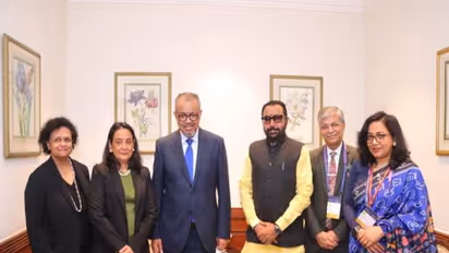 Officials from India and the World Health Organization pose for a group photograph during the WHO Global Summit on Traditional Medicine in New Delhi. (Photo/PIB)