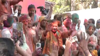 AAP convenor Arvind Kejriwal celebrates Holi with party leaders (Photo/ANI)