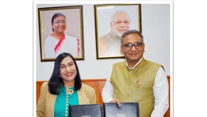 Manisha Bansal Badal, General Manager (CCS and RB), Department of Posts, and Sundararaman Ramamurthy, MD and CEO, BSE (Image: PIB)