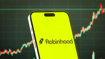 https://stocktwits.com/news-articles/markets/equity/robinhood-launches-fund-giving-retail-investors-access-to-private-companies/cZoTZSWRJ3W