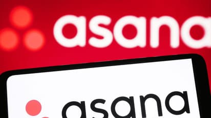 Asana Stock Tumbles As Subpar Revenue Guidance, CEO Retirement Overshadow Upbeat Q4 – Retail Sentiment Plummets
