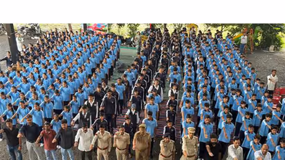 tudents taking and signing of Nasha Mukt Bharat Pledge at Jaora (Photo/PIB)