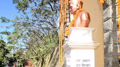 Former Himachal Pradesh Chief Minister Jai Ram Thakur paying tribute to Lal Bahadur Shashtri (Photo/X/ @jairamthakurbjp)