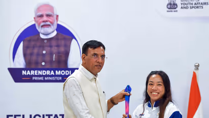 Mansukh Mandaviya felicitating women's 48kg gold medallist Mirabai Chanu during a ceremony honouring the weightlifting contingent for its performance at CWG 2026 (Photo: ANI)