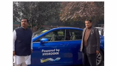Minister Pralhad Joshi adopts Hydrogen-powered car (Image: X/Nitin Gadkari)