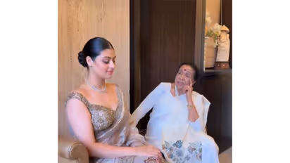 Asha Bhosle with granddaughter Zanai Bhosle (Photo/instagram/@zanaibhosle)