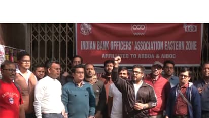 Members of the United Forum of Bank Unions hold protest in Kolkata (Photo/ ANI)