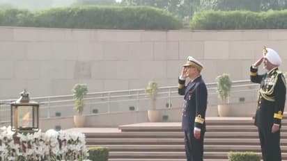 Rear Admiral Mohamed Tahin, Inspector of the Moroccan Royal Navy pays tribute at National War Memorial (Photo/ANI)