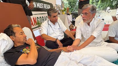 RS MP Pawan Khera with Sonam Wangchuk (Photo/@abhijeet_dipke)