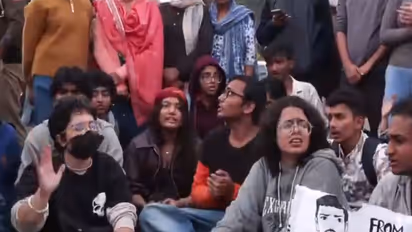 A group of protesters holds a protest at India Gate (Photo/ANI)