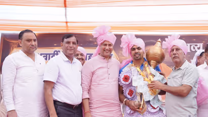 Delhi Cabinet Minister Ravinder Indraj Singh felicitates star kabaddi player Pawan Sehrawat during a civic reception in New Delhi (Photo/ANI)