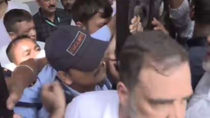 Rahul Gandhi attempts to enter election commission (Photo/ANI)