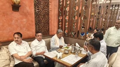 Karnataka CM Siddaramaiah visits Saravana Bhavan in Delhi to have a meal. (Photo/SiddaramaiahOffice)