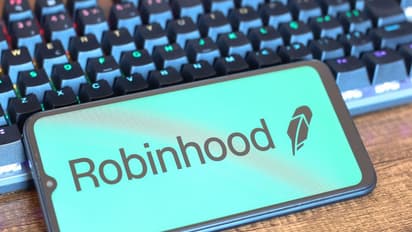 Robinhood Stock Eyes Record Highs As Assets Under Custody Balloon To Over $200B: Retail Stays Buoyant