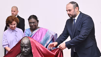 President Droupadi Murmu and North Macedonian President Gordana Siljanovska-Davkova jointly unveil bust of Mahatma Gandhi at the Skopje Museum (Photo/X/@rashtrapatibhvn)