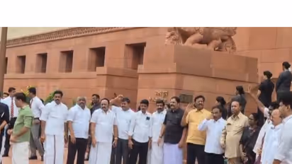 Protest at Makar Dwar over Cauvery water issue (Photo/ANI)
