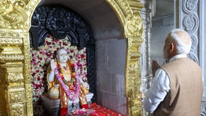 Prime Minister Narendra Modi pays homage to Dr. Balagangadharanatha Mahaswamiji (Photo/X@narendramodi)