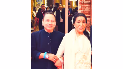 Kailash Kher honours Asha Bhosle (Photo/Instagram@kailashkher)