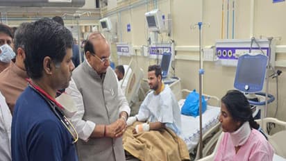 Delhi LG VK Saxena meets victims of blast near Red Fort (Photo/X@RajNiwasDelhi)