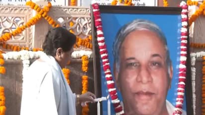 BSP chief Mayawati pays floral tribute to Kanshi Ram (Photo/ANI)