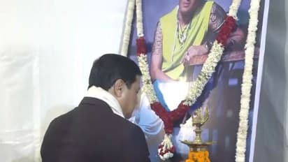 Union Minister Sonowal pays floral tribute (Photo/ANI)