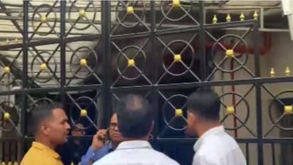 ED offcials arrive at Abhishek Banerjee's house in Kolkata (Photo/ANI)