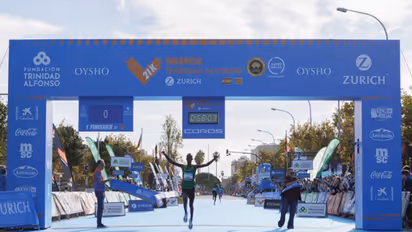 Spain's Rodrigue Kwizera wins the race at the Valencia Half Marathon. (Photo: X/ @MedioMaratonVLC)