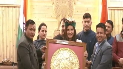 Renuka Thakur being felicitated (Photo: ANI)