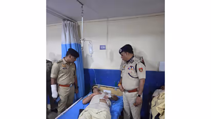 Special Commissioner of Police (L&O, Zone-I) Devesh Chandra Srivastva visits injured police personnel (Photo/Delhi Police)