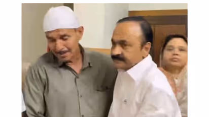 Keralam Chief Minister VD Satheesan with grieving family (Photo/ANI)