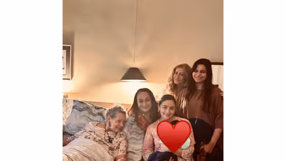 Alia Bhatt, Soni Razdan and others (Photo/instagram/@sonirazdan)