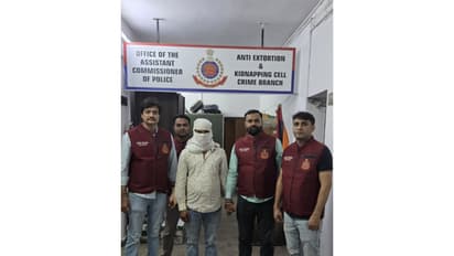 Crime branch officials with the arrested accused (Photo: Delhi Police)