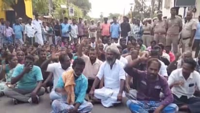 Relatives of Tamilselvi protest on road in Ramanathapuram over her death at a government hospital (Photo/ANI)