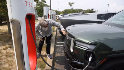 https://stocktwits.com/news-articles/markets/equity/tesla-rivian-deliveries-beat-estimates-analysts-explain-why-tsla-rallied-while-rivn-fell/cZDm6zHRBKr
