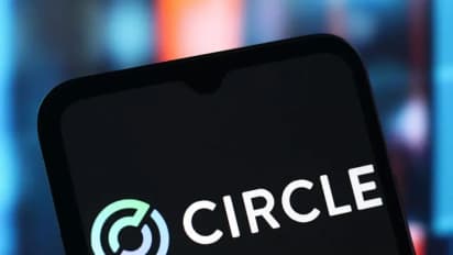 https://stocktwits.com/news-articles/markets/equity/stablecoin-firm-circle-prices-upsized-1-1-b-ipo-above-estimated-range/chkDEMXRbDQ