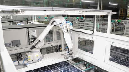 Altus Power Stock Edges Lower On Q4 Miss, But Retail Remains Bullish Ahead Of Pending Acquisition