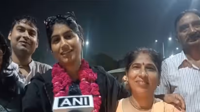 Pacer Nandani Sharma with her family. (Photo: ANI)