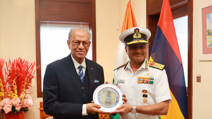 Chief of the Naval Staff Admiral Krishna Swaminathan (Right) meets Mauritius Prime Minister Navinchandra Ramgoolam (Photo/X/@indiannavy)