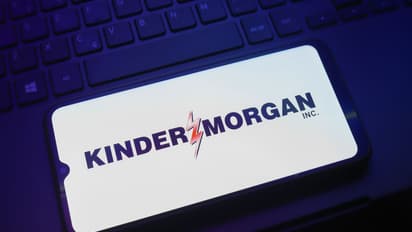 Kinder Morgan Stock In Spotlight After Q4 Earnings Miss: Retail’s Undecided