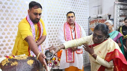 President Droupadi Murmu offer prayers at Danghati Temple in Mathura (Photo: @rashtrapatibhvn/X)