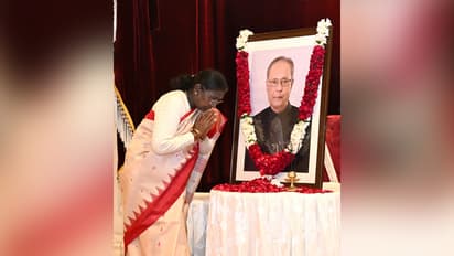 President Murmu offers floral tributes to Pranab Mukherjee on his birth anniversary (Photo/X@rashtrapatibhvn)