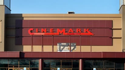 Cinemark Stock Plunges As Q4 EPS Miss Overshadows Record Revenue, Dividend Reinstatement: Retail Shrugs It Off