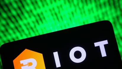 Retail Investors Ignore RIOT Stock’s Decline To Cheer Q4 Earnings Surprise Despite Move Toward 3-Month Low