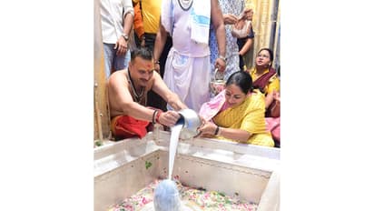 Delhi Chief Minister Rekha Gupta offers prayers at Kashi Vishwanath (Photo/X@gupta_rekha)