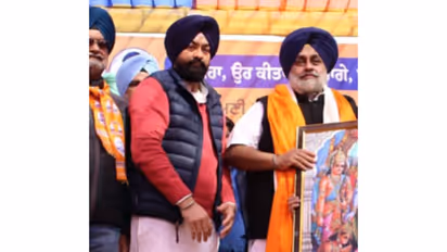 Shiromani Akali Dal general secretary Gurpreet Singh Raju Khanna with party leader Sukhbir Singh Badal (Photo/ANI)