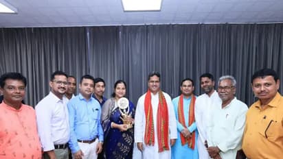 Tripura Chief Minister Dr Manik Saha with Panchayat award winners (Photo/ Tripura CMO)