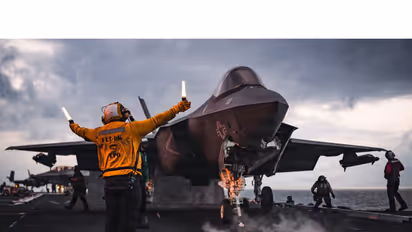 A U.S. Sailor signals an F-35C Lightning II (Photo/@CENTCOM)