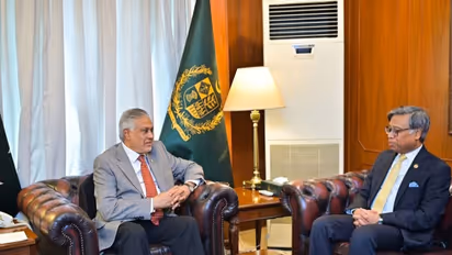 Muhammad Ishaq Dar, Deputy Prime Minister and Minister for Foreign Affairs of Pakistan with outgoing SAARC Secretary General, Ambassador Golam Sarwar of Bangladesh (Photo/SAARC Secretariate)