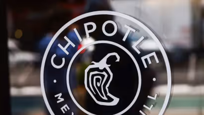 https://stocktwits.com/news-articles/markets/equity/chipotle-slides-6-as-dining-traffic-report-hits-restaurant-stocks/cZtnZAiRBcu